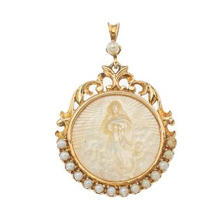 Medalla de madreperla, perlas con bisel en oro amarillo de 14k. 14 perlas cultivadas color crema de 2 mm. Imagen de Virgen. Pe...