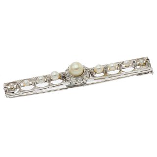 Prendedor vintage con perlas y diamantes en plata paladio. 9 perlas cultivadas color crema de 3 a 5 mm. 18 diamantes facetados.<...