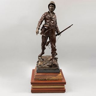 FIRMADO DEFIST. Soldado boer. Fundición en bronce. Con base de mármol y pedestal de madera. 83 cm de altura total. Detalles...