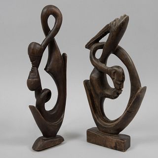 Lote de 2 esculturas abstractas.  Martinica, siglo XX. Talla en madera. 40 cm altura. Detalles de conservación