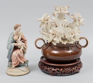 Virgen con niño y bouquet. Italia y otro. SXX Elaborado en porcelana A. Borsato y cerámica. Uno con base de madera.