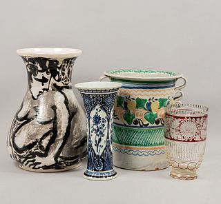 4 floreros. Diferentes orígenes y diseños. SXX. Elaborados en cerámica y vidrio. Decorados con elementos vegetales.