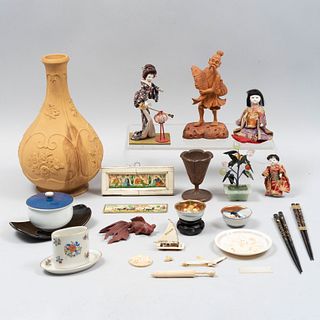 Lote mixto de 20 piezas. Consta de: copa, jarrón, palillos chinos, pez, 2 pinturas miniatura con escenas imperiales, Otros.