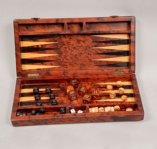 Backgammon. Origen oriental. Siglo XX. Estilo Marroquí. Estuche-tablero de madera con enchapado de raíz de olmo, estuche con...