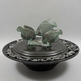 Fuente. SXX. Elaborada en metal. Con decoración de peces en bronce y piedras. 60 cm de diámetro.