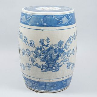 Banco para jardín. China. SXX. Elaborado en cerámica, en color azul y blanco. Decorado con elementos vegetales, florales.