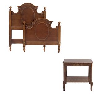 Lote de 2 piezas. SXX. Talla en madera. Consta de: Mesa y cama individual. 75 x 76 x 51 cm (mesa)