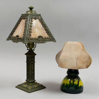 Lote de 2 lámparas de mesa. Siglo XX. Estilo Art Nouveau. Elaboradas en metal, vidrio y una con fuste de cristal tipo camafeo.