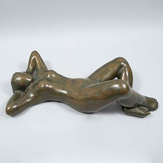 ANÓNIMO. Personaje femenino. Fundición en bronce con pátina café. 51 cm de longitud. Detalles de conservación.