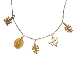 Collar, medalla, dos cruces de caravaca y dos pendientes en oro amarillo de 8k y 10k. Peso: 4.9 g.