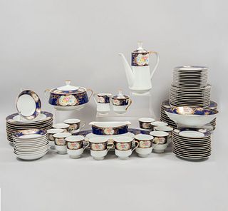 Servicio de vajilla. Japón. SXX. Elaborada en porcelana china. Marca The Royal Collection. Modelo Elizabeth. Para 12 personas.