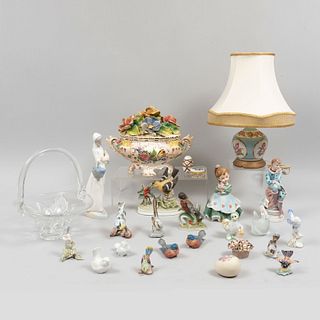 Lote mixto de 25 Piezas. Diferentes orígenes y diseños. SXX. Elaborados en porcelana, cerámica y cristal.