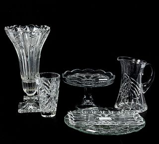Lote de 6 artículos. SXX. Elaborados en cristal. Consta de: florero, vaso, jarra, charola, pastelero y platón.