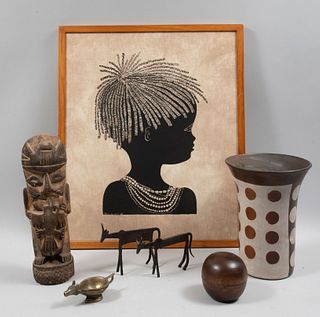 Lote de 7 artículos con temática africana. Consta de: florero, alhajero, escultura abstracta, cuadro enmarcado de niño y Otros.