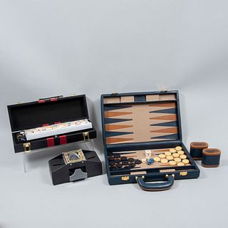 Lote de juegos de mesa. Consta de: Revolvedor de cartas,en caja original. Juego Rummy, en caja original. Backgammon.