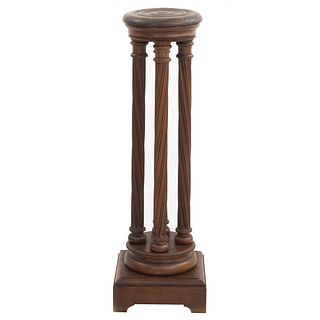 Pedestal. Francia. Siglo XX. En talla de madera de nogal. Con cubierta circular, fuste a manera de columna dórica.