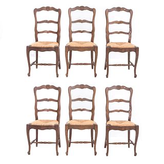 Lote de 6 sillas. Francia. Siglo XX. Estilo Luis XV. En talla de madera de roble. Con respaldos escalonados, asientos de palma.