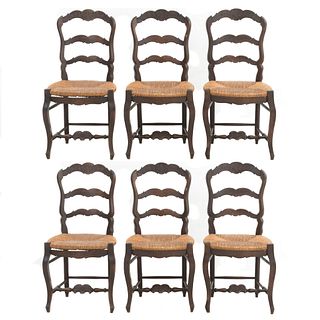 Lote de 6 sillas. Francia. Siglo XX. Estilo Luis XV. En talla de madera de roble. Con respaldos escalonados, asientos de palma.