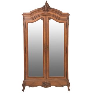 Armario. Francia. SXX. Estilo Luis XV. En talla de madera de nogal. Con puertas abatibles, espejos de lunas y soportes. 250 x 140 x 55