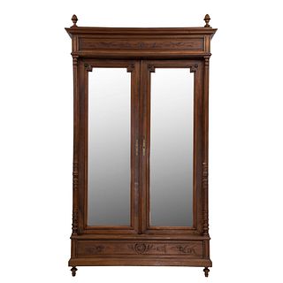 Armario. Francia. SXX. Estilo Enrique II. En talla de madera de nogal. Con 2 puertas abatibles con espejos. 240 x 138 x 58 cm