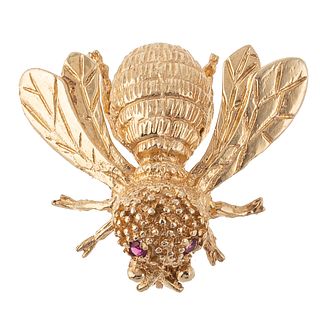 A Highly Detailed Bee Brooch in 14K Yellow Gold