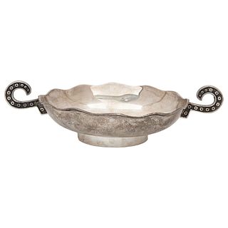CENTERPIECE MEXICO, 20TH CENTURY 0.925 SILVER TANE, Handles with circle designs 3.1 x 7.8" (8 x 20 cm), Weight: 392 g