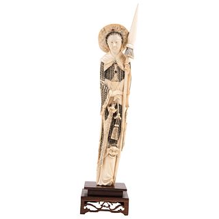WARRIOR CHINA, EARLY 20TH CENTURY Carved and inked ivory. Openwork wooden base. 13.3" (34 cm) in height