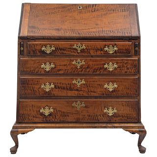 QUEEN ANNE DESK USA 19TH CENTURY Made of maple veneered wood. 43.3 x 36.2" (110 x 92 cm)
