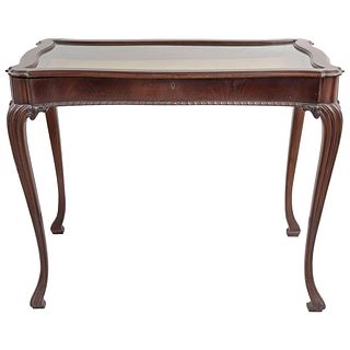 SHOWCASE TABLE EARLY 20TH CENTURY In carved wood with rectangular cover and glass. 27.5 x 34.6 x 23.6" (70 x 88 x 60 cm)