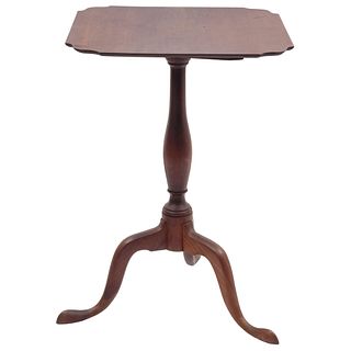 TILT-TOP QUEEN ANNE TABLE USA, EARLY 20TH CENTURY Made of cherry wood Signed: C.G. Beede 27.9 x 19.6" (71 x 50 cm)