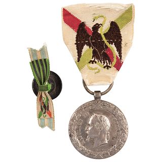 COMMEMORATIVE MEDAL OF THE MEXICO EXPEDITION OF 1862 Made in silver. Embroidered silk ribbon. Includes button. 1.1" (3 cm) in diameter