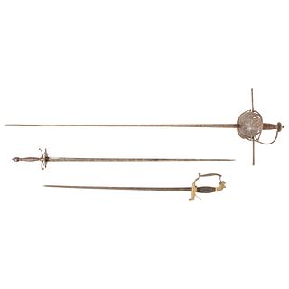 LOT OF THREE ESTOC SWORDS (RAPIERS) 19TH CENTURY Made in iron Conservation details. Sizes: 25.1" (64 cm) and 30.5" (77.5 cm)