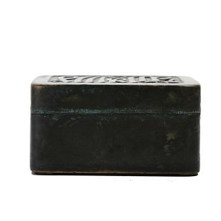AN ARABIC-INSCRIBED BRONZE BOX WITH COVER
