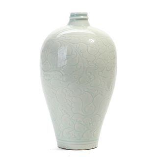 A WHITE-GLAZED CARVED MEIPING
