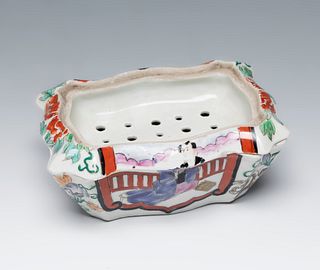 Soap holder. Japan, 20th century.
Porcelain.