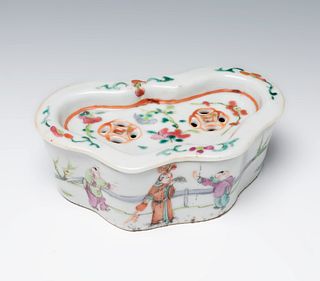 Rose Family style butterfly-shaped soap dish. China, 19th century.
Glazed porcelain.