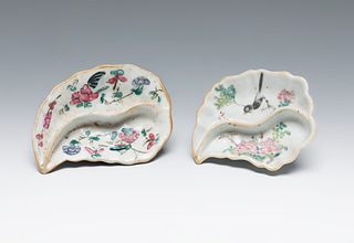 Pair of small fountains. China, late 19th century.
Glazed porcelain.
Stamps at the base.