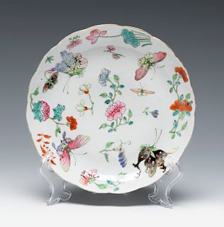 Dish. Canton, China, 19th century.
Glazed porcelain.
Stamped at the base.