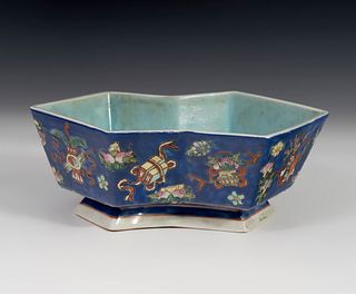 Bowl. China, pp. s.XX.
Glazed porcelain.
Seal at the base.