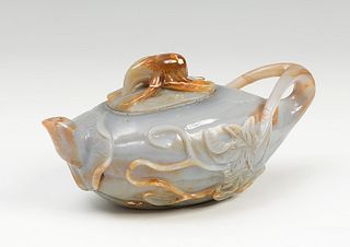 Small teapot China, 19th century
Agate carved in gray with yellow streaks.