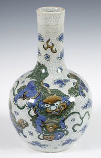 Vase. China, 19th century.
Porcelain with crackle.