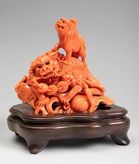 Sculptural group with Foo dog and dragon. China, 20th century.
In coral. Eyes in glass.
Wooden base.