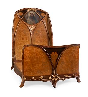 JOAN BUSQUETS I JANÉ (Barcelona, 1874-1949).
Modernist single bed, ca. 1905.
Walnut and root wood, pyro-engraved and gilt marquetry. Medallion painted