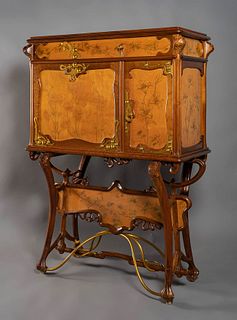 JOAN BUSQUETS I JANÉ (Barcelona, 1874-1949).
Modernist cabinet, ca. 1898.
Walnut wood structure with golden polychrome and pyrography. Keyholes, handl