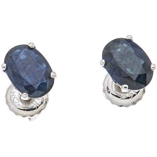 PAIR OF STUD EARRINGS WITH SAPPHIRES IN 14K WHITE GOLD Oval cut sapphires ~1.46 ct. Weight: 1.1 g