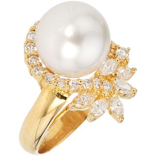 RING WITH CULTURED PEARL AND DIAMONDS IN 18K YELLOW GOLD 1 White pearl, Marquise and brilliant cut diamonds ~1.0 ct