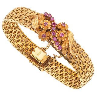 BRACELET WITH RUBIES IN 18K YELLOW GOLD WITH SAFETY CHAIN IN BASE METAL Round cut rubies ~0.75 ct. Weight: 52.3 g
