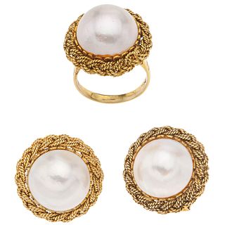 SET OF RING AND PAIR OF EARRINGS WITH HALF PEARLS IN 14K YELLOW GOLD White half pearls. Weight: 22.9 g