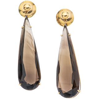 PAIR OF EARRINGS WITH QUARTZ IN 14K YELLOW GOLD Pear cut smoked quartz ~20.0 ct. Weight: 9.3 g