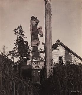 Edward Curtis, Untitled (Totem Pole and House front - Harriman Expedition), 1899